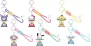 Sanrio: Set di 12 Portachiavi Luminosi a Tema Campeggio con Hello Kitty e Amici