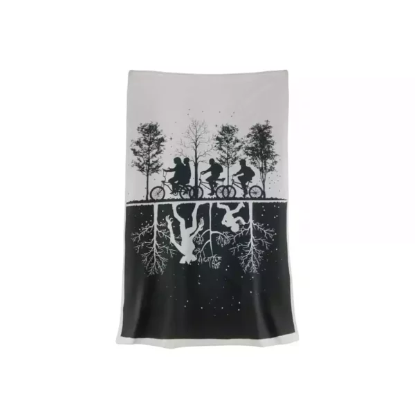 stranger-things-throw-blanket-black-white-100-x-150-cm-1765714751-0 stranger-things-throw-blanket-black-white-100-x-150-cm-1765714751-0