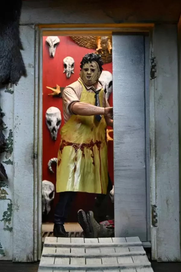 texas-chainsaw-massacre-clothed-action-figure-leatherface-50th-anniversary-20-cm-1765713985-8 texas-chainsaw-massacre-clothed-action-figure-leatherface-50th-anniversary-20-cm-1765713985-8