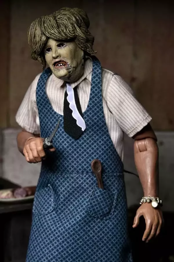 texas-chainsaw-massacre-clothed-action-figure-leatherface-with-old-lady-mask-20-cm-1765713964-3 texas-chainsaw-massacre-clothed-action-figure-leatherface-with-old-lady-mask-20-cm-1765713964-3