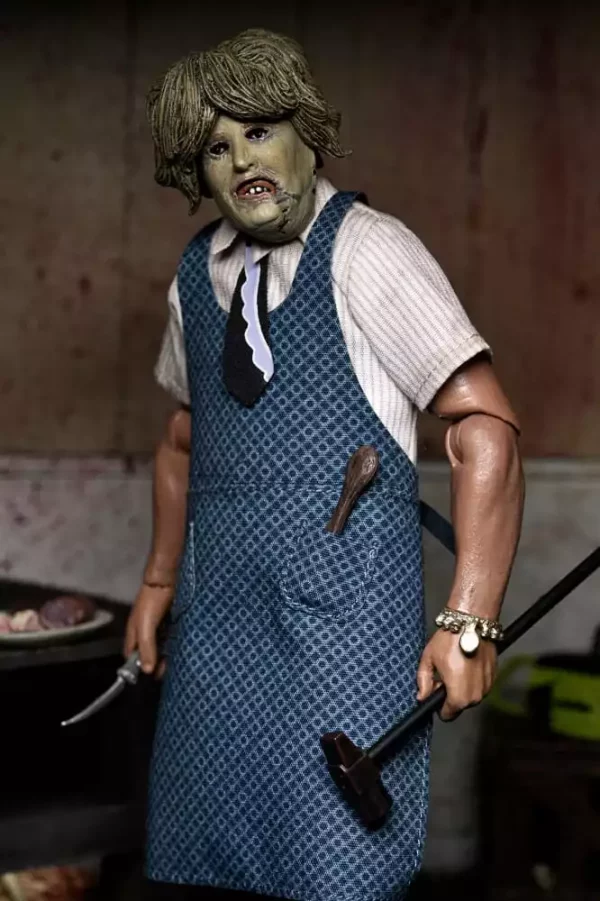 texas-chainsaw-massacre-clothed-action-figure-leatherface-with-old-lady-mask-20-cm-1765713966-6 texas-chainsaw-massacre-clothed-action-figure-leatherface-with-old-lady-mask-20-cm-1765713966-6