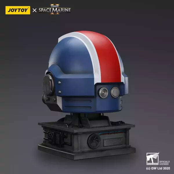 warhammer-40000-space-marine-2-replica-ultramarines-lieutenant-titus-helmet-with-display-stand-44-cm-1765684967-2
