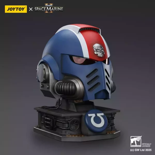 warhammer-40000-space-marine-2-replica-ultramarines-lieutenant-titus-helmet-with-display-stand-44-cm-1765684968-3