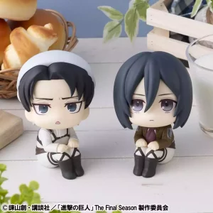 Statue in PVC Levi Cleaning up Ver. & Mikasa Ackerman - Attack on Titan (con regalo) – 11 cm