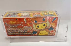 Custodia Magnetica in Acrilico Evoretro per Scatola Pikachu Poncho Speciale Pokémon Center Giapponese