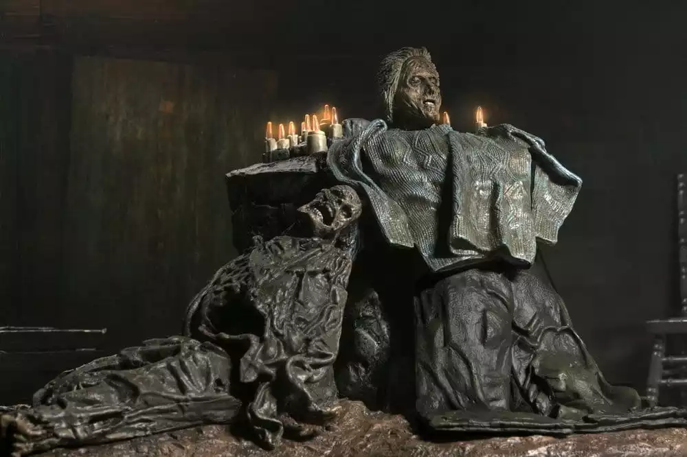 friday-the-13th-the-game-diorama-pamela-shrine-1784878114-3