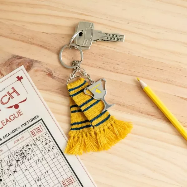 harry-potter-keyring-hufflepuff-scarf-15-cm-1784857327-2 harry-potter-keyring-hufflepuff-scarf-15-cm-1784857327-2