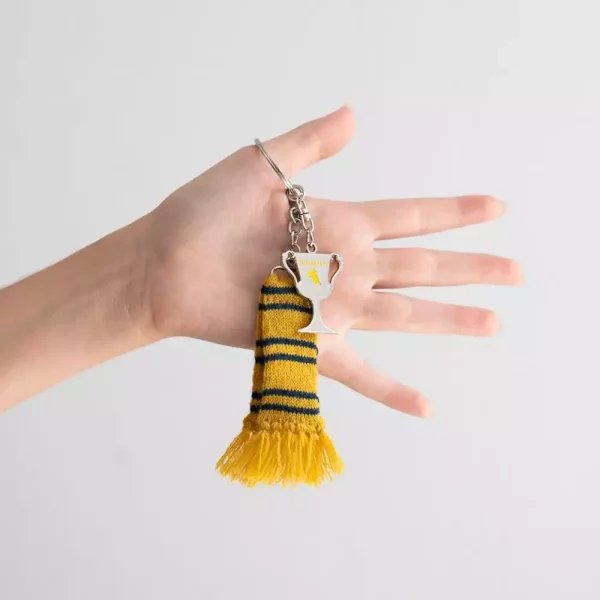 harry-potter-keyring-hufflepuff-scarf-15-cm-1784857331-5 harry-potter-keyring-hufflepuff-scarf-15-cm-1784857331-5