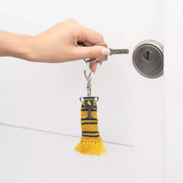 harry-potter-keyring-hufflepuff-scarf-15-cm-1784857331-6 harry-potter-keyring-hufflepuff-scarf-15-cm-1784857331-6
