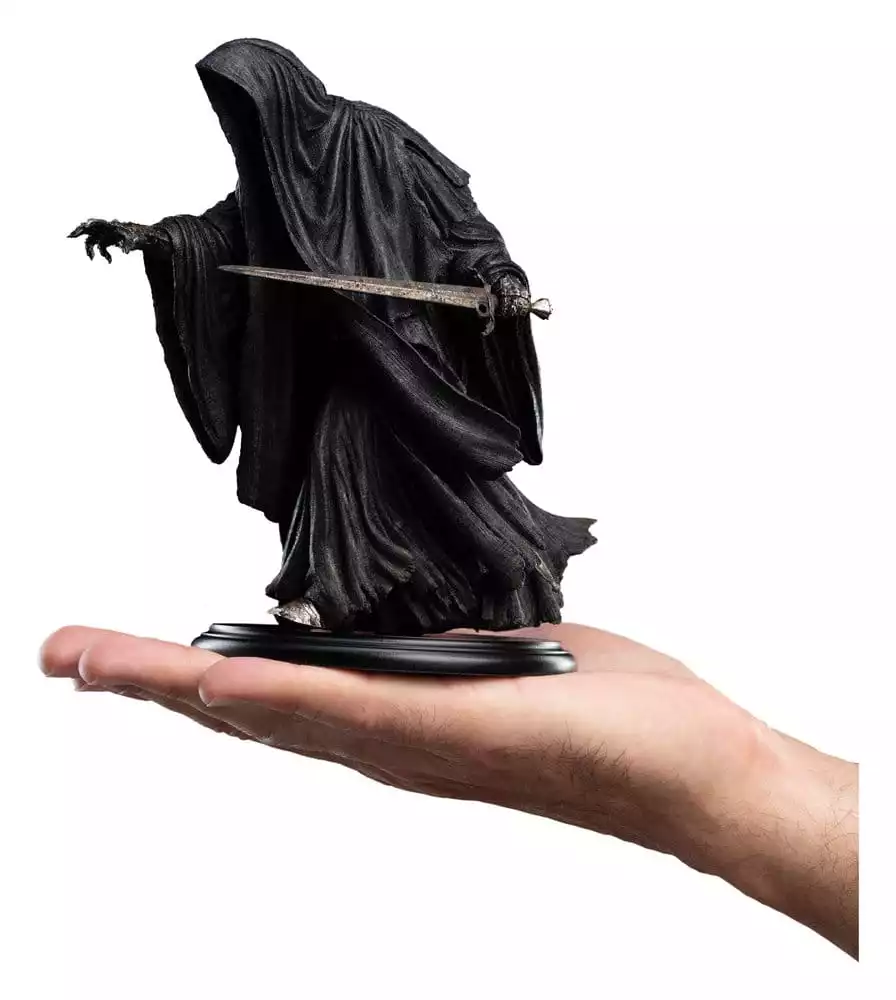 the-lord-of-the-rings-trilogy-mini-statue-ringwraith-at-the-prancing-pony-18-cm-1784893670-1