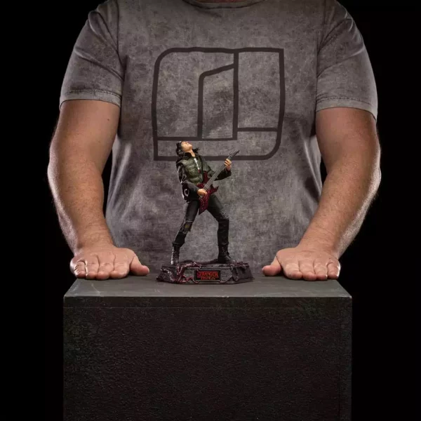 stranger-things-deluxe-art-scale-statue-1-10-eddie-munson-20-cm-1789989465-12 stranger-things-deluxe-art-scale-statue-1-10-eddie-munson-20-cm-1789989465-12