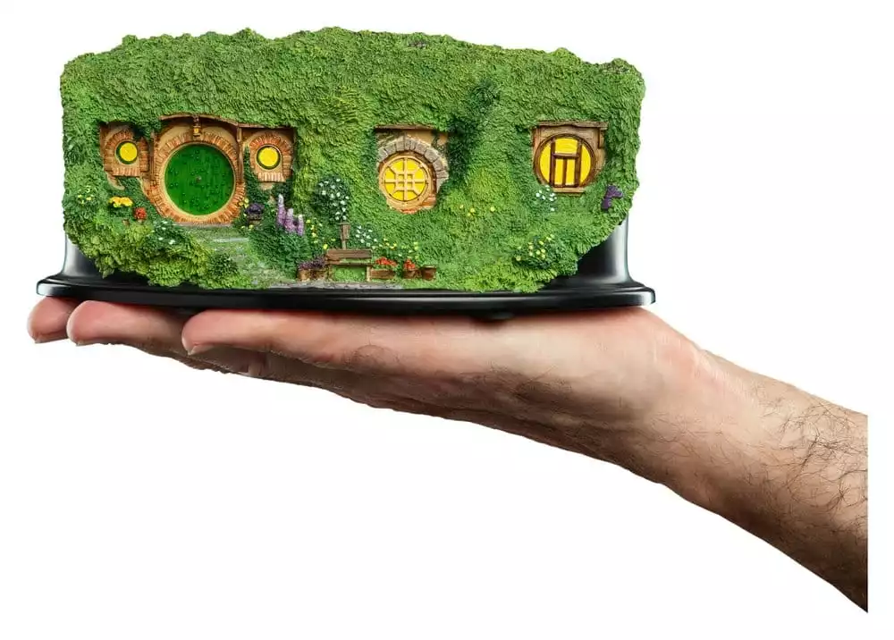 the-lord-of-the-rings-environment-hobbit-hole-bag-end-illuminated-edition-7-cm-1790099446-1